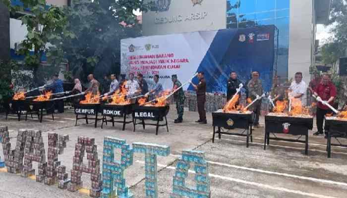 KPPBC Purwakarta Musnahkan Jutaan Rokok Ilegal dan Ribuan Miras Ilegal