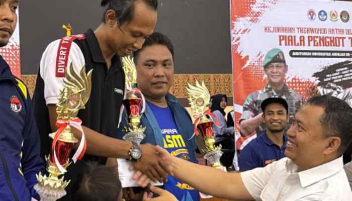 Ketua Pengkot TI, Mursalim serahkan hadiah Kejuaraan Taekwondo Antardojang se-Kota Padang tahun 2024