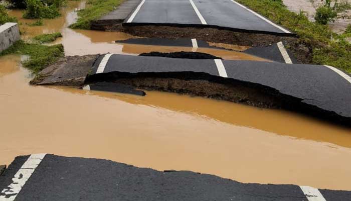 Badan Jalan Provinsi di Pesisir Selatan terputus diterjang banjir