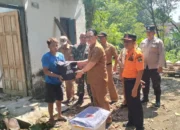 Pemkab Blitar Serahkan Bantuan kepada Warga Terdampak Puting Beliung di Gandusari