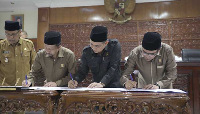 Penandatanganan nota persetujuan Propemperda, Kalender Penyelenggaraan Pemerintahan 2025, Perda APBD 2025, Perda Penanaman Modal Serta Perda Pemberdayaan Perempuan dan Perlindungan Anak.