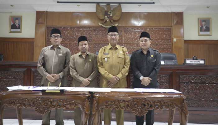 Foto bersama pimpinan DPRD Bukittinggi dengan Wakil Walikota, Marfendi.