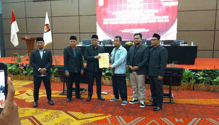 Ketua KPU Padang, Dorri Putra serahkan hasil keputusan rekapitulasi penghitungan suara Pilkada 2024 kepada saksi