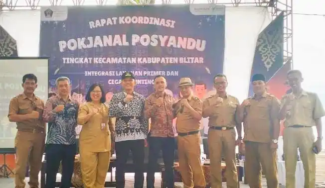 sesi foto bersama kepala dinas kesehatan kabupaten blitar jajaran opd dan narasumber 1