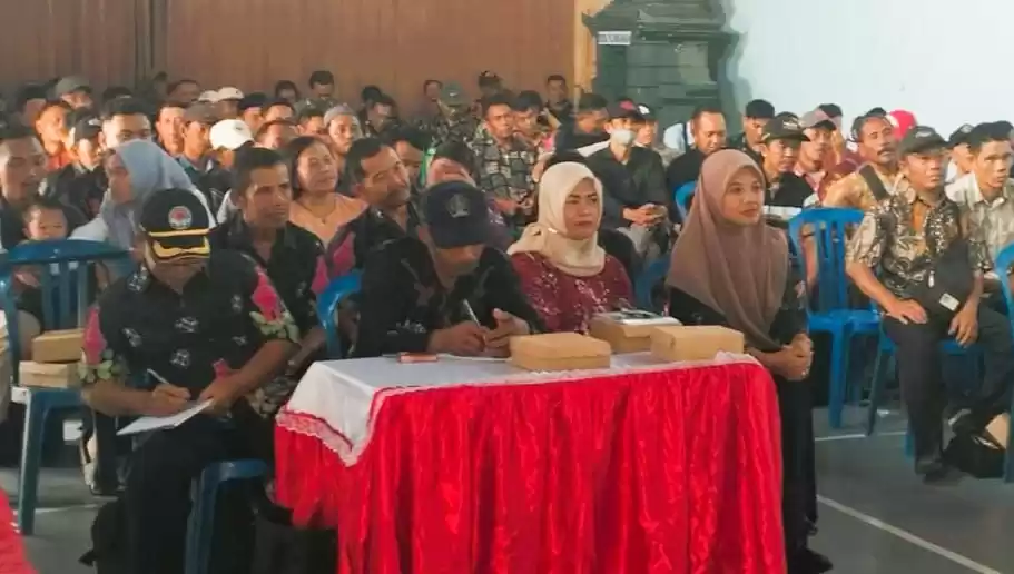 suasana pelaksanaan sosialisasi di balai desa plumbangan
