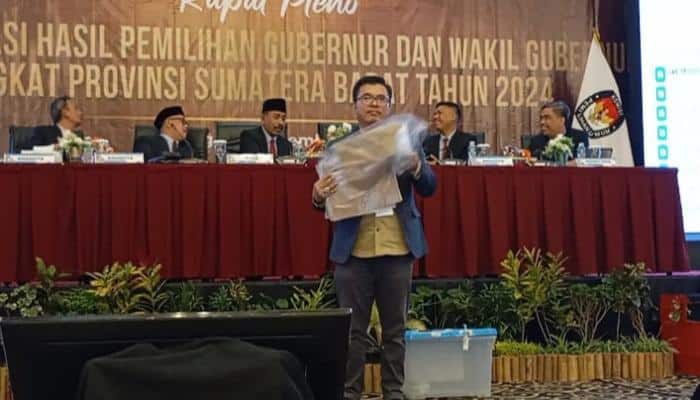 KPU Gelar Rapat Pleno Rekapitulasi Hasil Penghitungan Suara Pilgub Sumbar 1 KPU Gelar Rapat Pleno Rekapitulasi Hasil Penghitungan Suara Pilgub Sumbar