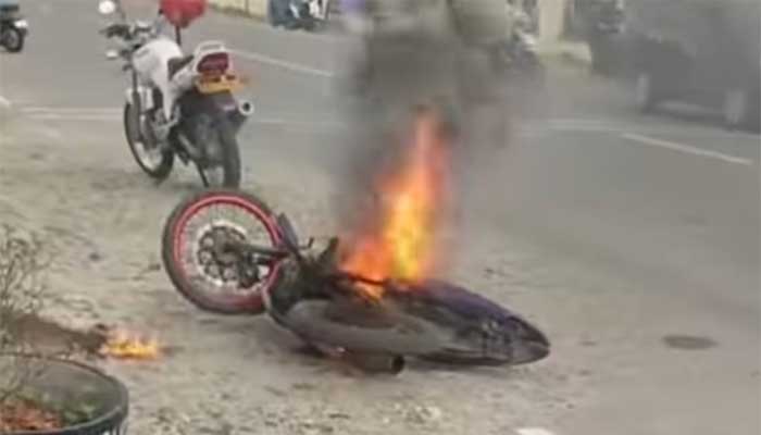 Warga Ogan Komering Ulu Bakar Sepeda Motornya