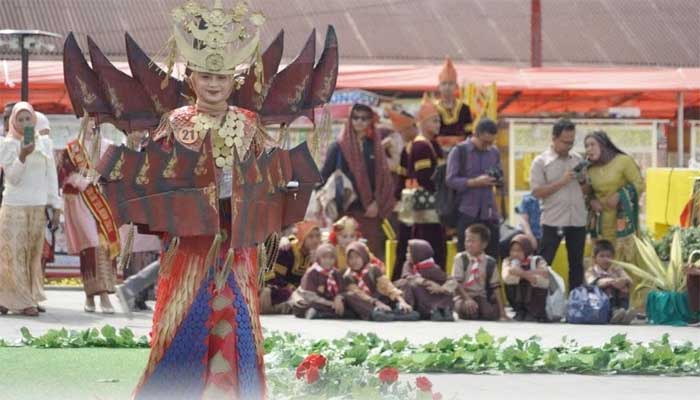 Pakaian Modis Daur Ulang Melenggang di Catwalk RT Solok Selatan