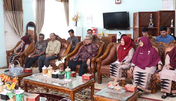 DPRD Sumbar Dukung Optimalisasi Pelayanan RSUD M. Natsir Solok melalui APBD 1 Ketua DPRD Sumbar, Muhidi melakukan kunjungan kerja ke RSUD M. Natsir Solok
