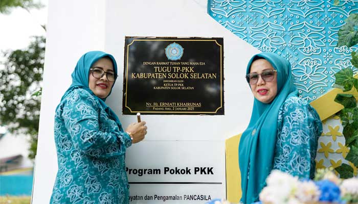 Ny Erniati (kiri) saat peresmian tugu PKK Solok Selatan