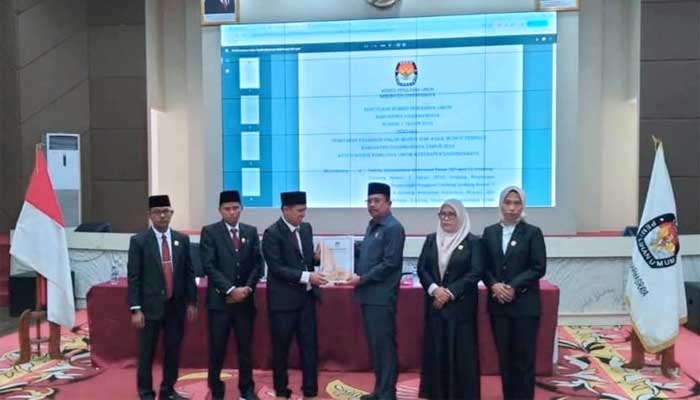 Pimpinan DPRD Sujito menerima surat keputusan Penetapan Pasangan Calon Bupati dan Wakil Bupati terpilih Dharmasraya dari KPU. (f/ist)