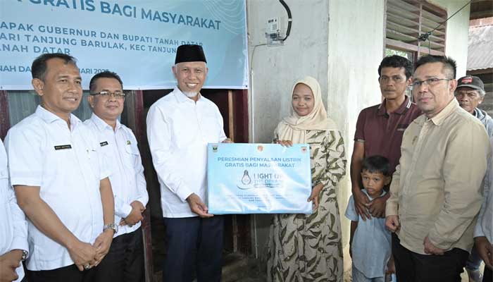 Gubernur Mahyeldi Resmikan Penyalaan Listrik Gratis bagi Masyarakat Padang Datar, Nagari Tanjung Barulak, Kecamatan Tanjung Emas, Kabupaten Tanah Datar