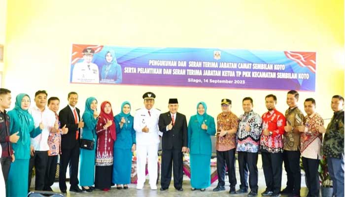 Foto bersama usai serah terima jabatan Camat Sembilan Koto