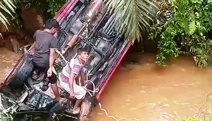 Toyota Rush Terjun ke Sungai di Durian Simpai Dharmasraya