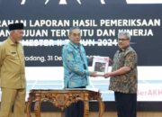 Ketua DPRD Sumbar (kanan) Muhidi menghadiri penyerahan Laporan Hasil Pemeriksaan (LHP) dengan Tujuan Tertentu dan Kinerja Semester II Tahun 2024