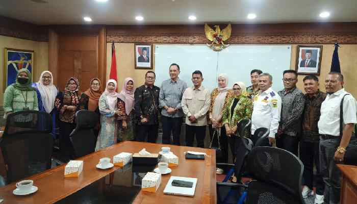Wakil Bupati Solok, Jon Firman Pandu, bersama Kepala Dinas Pariwisata, Armen A.P, dan sejumlah Kepala OPD mendatangi Kementerian Pariwisata dan Ekonomi Kreatif