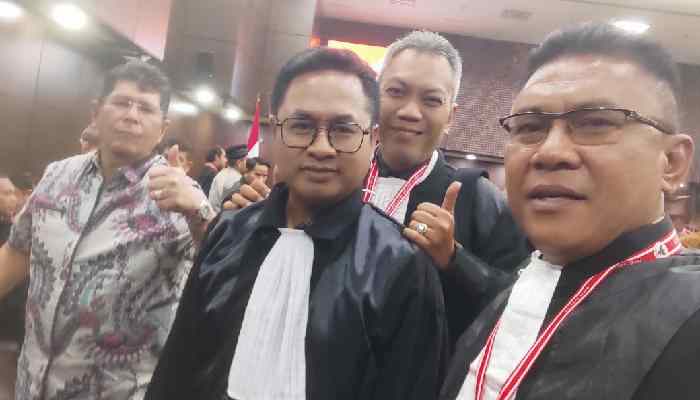 Advokad M. Nurhuda (kanan) bersama tim hukum DPP partai Demokrat