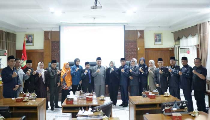 Pimpinan DPRD dan Anggota DPRD berfoto bersama dengan Wakil Wali Kota Bukittinggi, Marfendi
