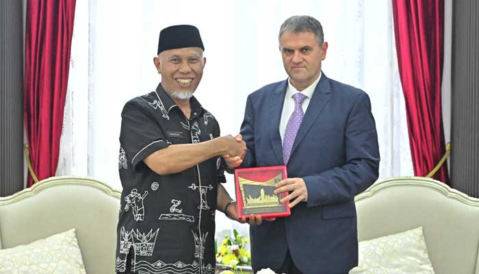 Gubernur Sumbar, Mahyeldi bertukar cinderamata dengan Dubes Rumania