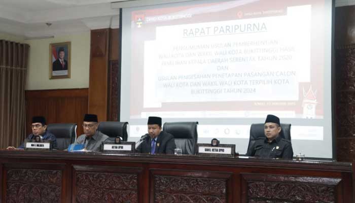 Ketua DPRD Bukittinggi, Syaiful Efendi pimpin rapat paripurna DPRD Usulkan Pemberhentian Wako dan Wawako Pemilihan 2020 dan Usulkan Pengesahan Penetapan Paslon Kepala Daerah 2025-2030.