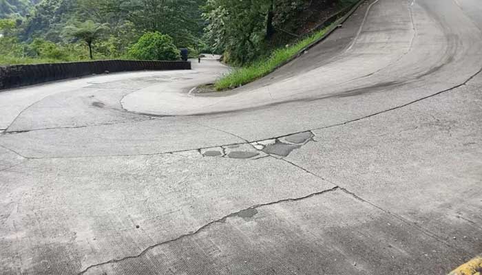 Sekira 7 Lokasi Ruas Jalan Sitinjau Lauik Pecah, Retak dan Berlubang Dangkal 1 Jalan nasional Sitinjau Lauik