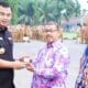 Bupati Dharmasraya, Sutan Riska Tuanku Kerajaan serahkan pin emas kepada ASN yang memasuki purna tugas
