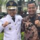 Wabup Limapuluh Kota Ahlul Badrito Resha (kiri) bersama Jubir Sakato, Oktafyandy
