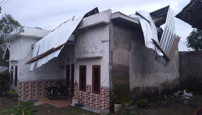 Angin Puting Beliung Terjang Dua Desa di Kecamatan Wagir Kabupaten Malang, Banyak Atap Rumah Terbang