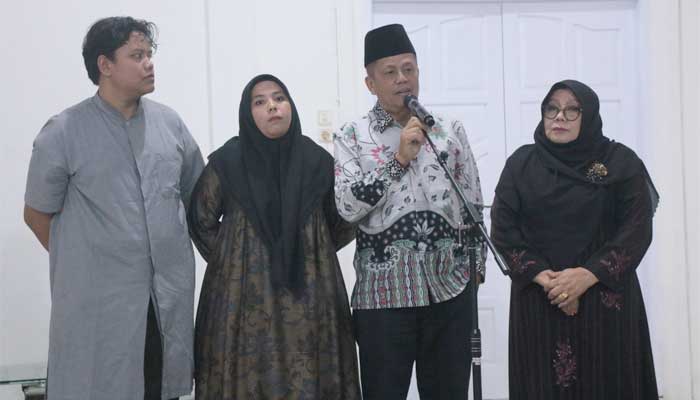 Wakil Wali Kota Payakumbuh, Elzadaswarman saat doa bersama masyarakat di Rumah Dinasnya