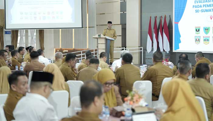Gubernur Mahyeldi saat membuka Entry Meeting Evaluasi Perencanaan dan Penganggaran pada Pemerintah Provinsi dan Kabupaten/Kota se-Sumbar 2025