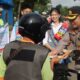 Kapolres Muba Bagikan Cokelat 'Kasih Sayang'