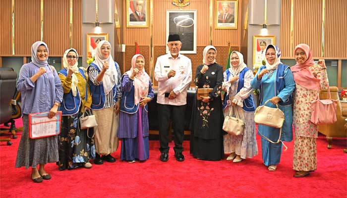 Gubernur Mahyeldi bersama jajaran pengurus IWAPI Sumbar