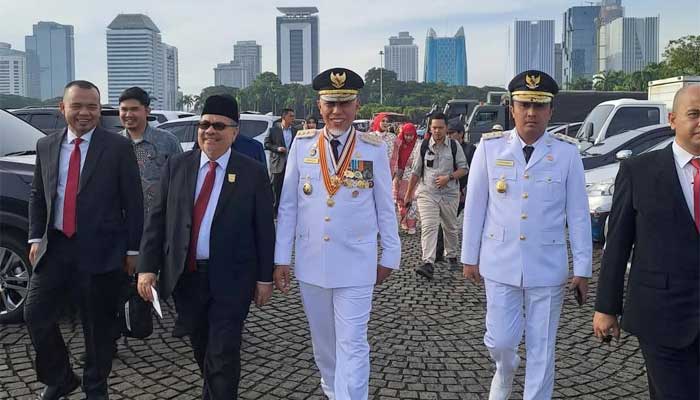 Ketua DPRD Sumbar Ucapkan Selamat Atas Pelantikan Gubernur Mahyeldi dan Wakil Gubernur Vasko Ruseimy 1 Ketua DPRD Sumbar, Muhidi (dua dari kiri) dampingi Mahyeldi dan Vasko Ruseimy jelang pelantikan Gubernur dan Wakil Gubernur Sumbar periode 2025-2030