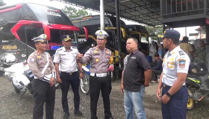 Tim Gabungan Polres Dharmasraya Periksa Kesehatan dan Tes Urine Narkoba terhadap Sopir Bus AKAP 1 Tim Gabungan Polres Dharmasraya Periksa Kesehatan dan Tes Urine Narkoba terhadap Sopir Bus AKAP