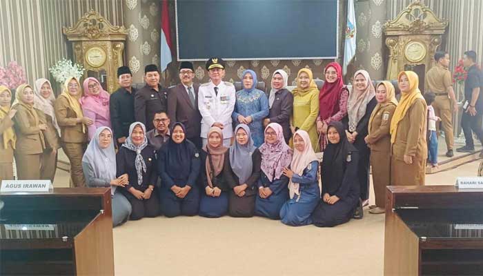 Bupati Way Kanan, Ali Rahman foto bersama usai berikan sambutan perdana dalam Rapat Paripurna DPRD