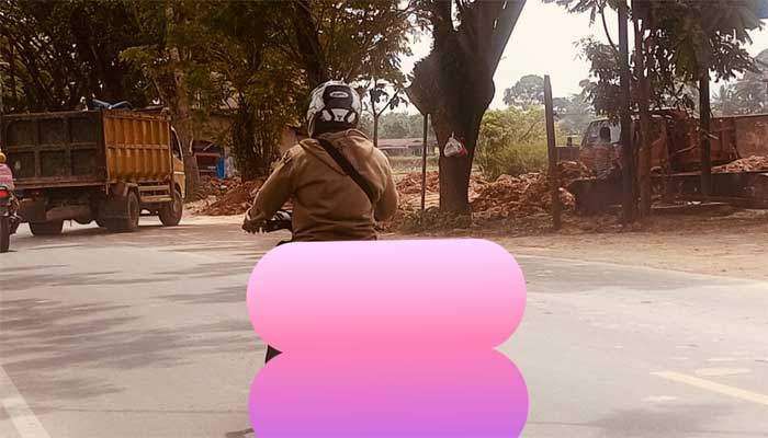 Damtruk pembawa tanah urug dari arah Tanjung Pati tidak memakai terpal