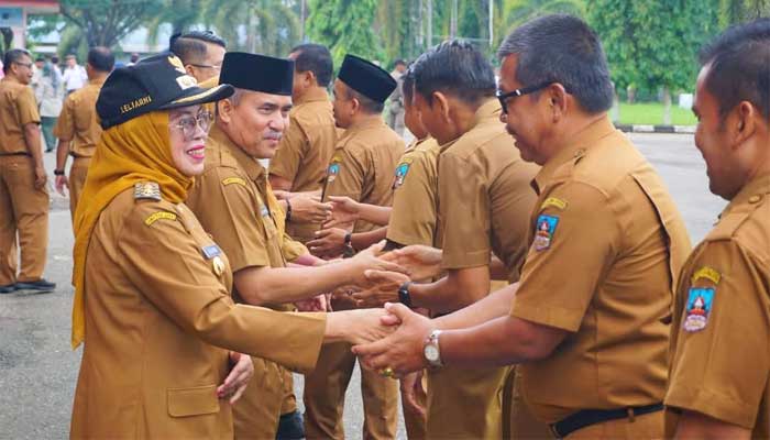 Wabup Dharmasraya, Leli Arni didampingi Sekda menyalami ASN dalam Apel Gabungan