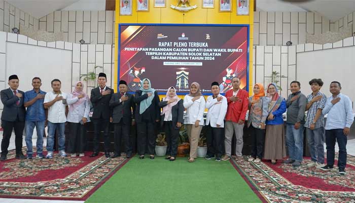 Pasangan Khairunas - Yulian Efi Pimpin Solok Selatan untuk 2025-2030 1 Rapat Pleno Terbuka Penetapan Pasangan Calon Bupati dan Wakil Bupati Terpilih Kabupaten Solok Selatan