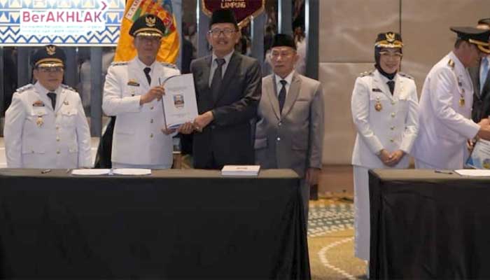 Kepala Daerah se Provinsi Lampung Ikuti Sertijab, termasuk Pesisir Barat 1 Serah terima jabatan Bupati dan Wakil Bupati Pesisir Barat (kiri)