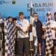 Iwan Kurniawan memegang bendera start saat pembukaan Emba Run Malang 10K