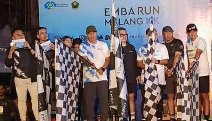 Emba Run 10K di Kota Malang Sukses, Berdampak Positif untuk Ekonomi Lokal 1 Iwan Kurniawan memegang bendera start saat pembukaan Emba Run Malang 10K
