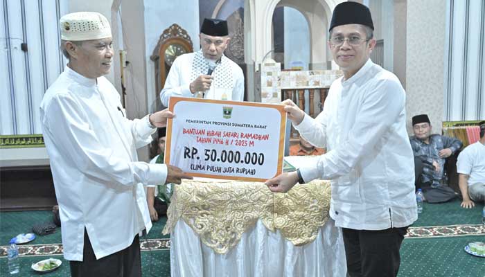 Tim Safari Ramadan Pempriv Sumbar, serahkan bantuan kepada pengurus Masjid Taqwa Lubuk Basung