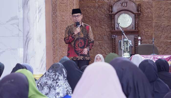 Wakil Wali Kota Bukittinggi, Ibnu Asis sampaikan sambutan saat penyerahan zakat di Masjid Jami' Mandiangin