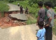Jalan Kabupaten di Bukit Lantak Amblas