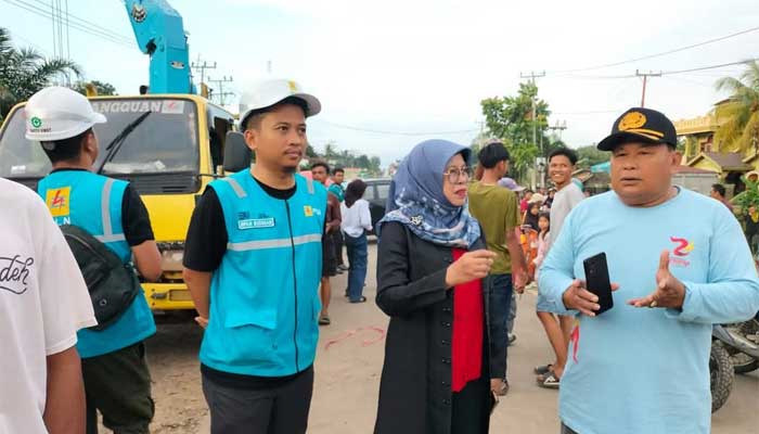 Wakil Bupati Dharmasraya, Leli Arni bersama Camat Sungai Rumbai, Arwenta di lokasi jalan Sumbar - Jambi yang terputus