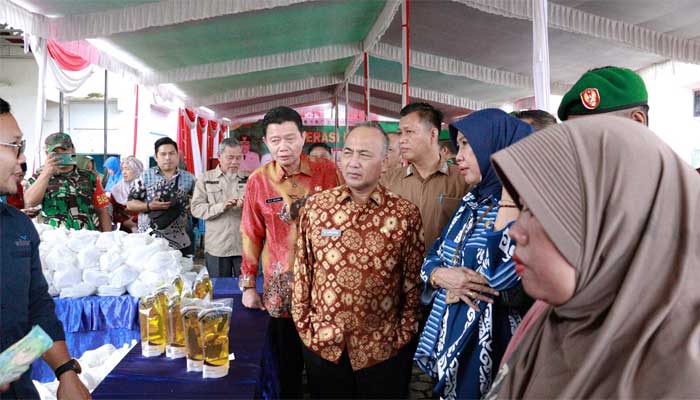 Sekda Muba, Apriyadi Mahmud tinjau Operasi Pasar di Kantor Camat Sekayu