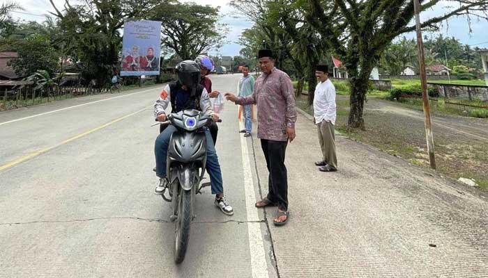Pemerintah Nagari Sungai Dareh Bagi-bagi Takjil kepada Pengendara