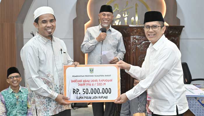 Safari Ramadan ke Masjid Al-Madaniy Air Tawar Padang, Gubernur Sumbar Salurkan Bantuan Rp 91 Juta 1 Penyerahan bantuan Safari Ramadan kepada Pengurus Masjid Al-Madaniy Air Tawar Barat, Padang