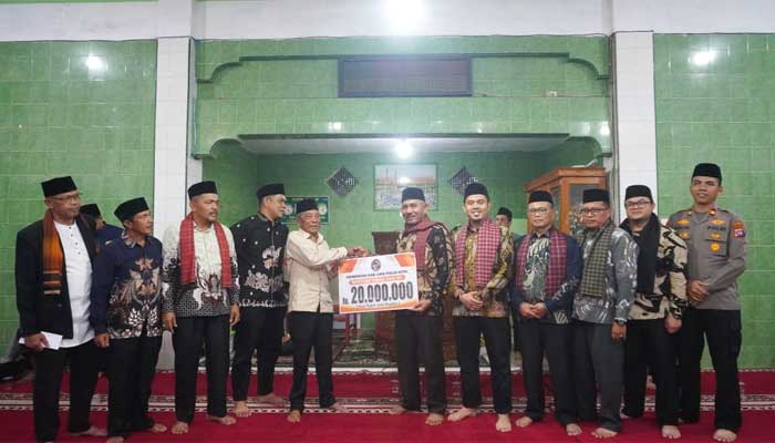Bupati Limapuluh Kota, Safni serahkan bantuan kepada Pengurus Masjid Baitul Hikmah, Nagari Gunuang Malintang, Kecamatan Pangkalan