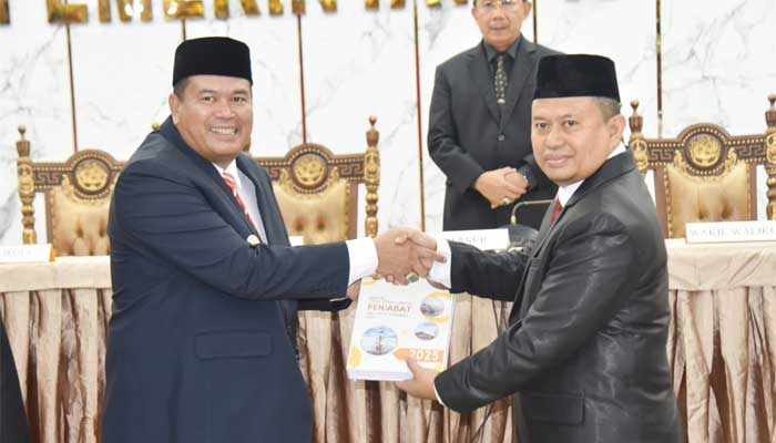 Pj. Sekda Mursalim, serahkan buku memori dari penjabat sebelumnya kepada Wali Kota Pariaman, Yota Balad